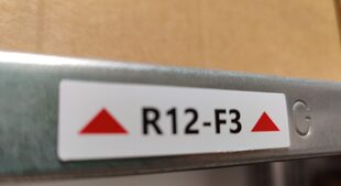 Magnetfolie bedrucken, Magnetetikett am Regal
