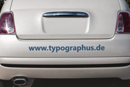 Autobeschriftung mit Folienschrift am Fahrzeug
