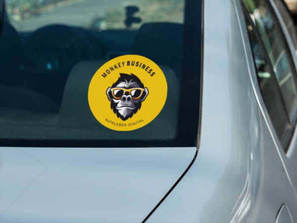 Runder Vinyl-Aufkleber mit Logo an der Heckscheibe eines Autos