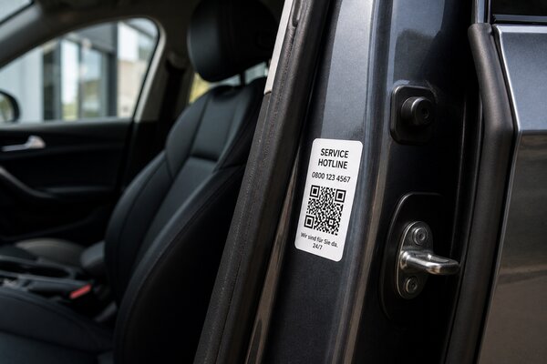QR-Code Servicekontakt-Aufkleber an Türsäule