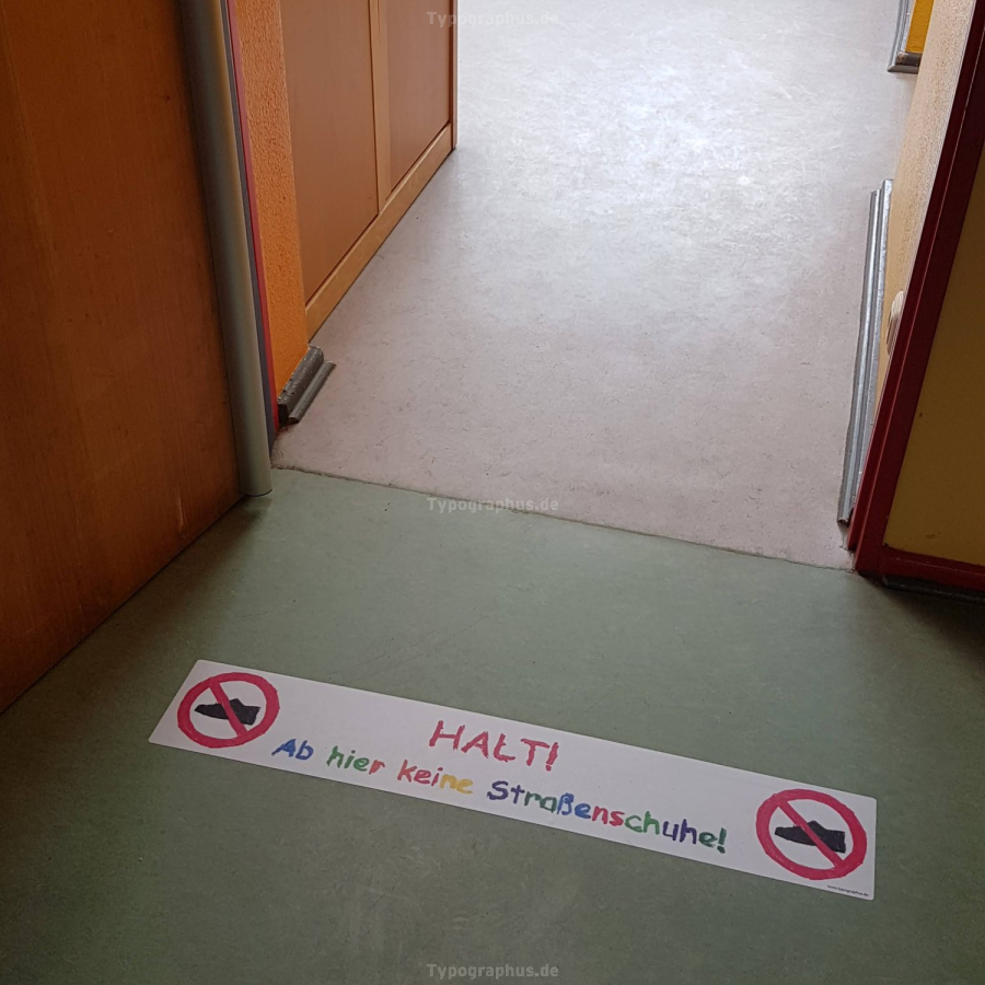 Bodenaufkleber HALT! Keine Straßenschuhe für Kitas
